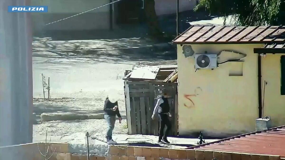 (VIDEO) Crotone - Supermercato della droga in via Acquabona: le immagini della Polizia di Stato - 