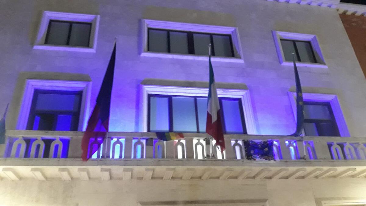Crotone - Il Comune aderisce ad "Illumina Novembre" per sensibilizzare sul tema del cancro al polmone - 