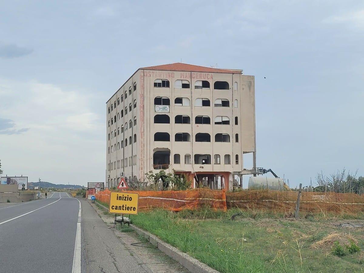 Melissa (KR) - "Palazzo Mangeruca" viene giù - 