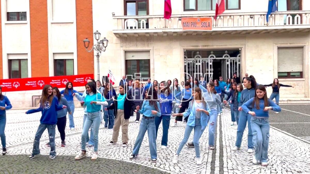 (VIDEO) Crotone - Sulle note di "What a feeling", i ragazzi di Special Olympics ballano in piazza - 