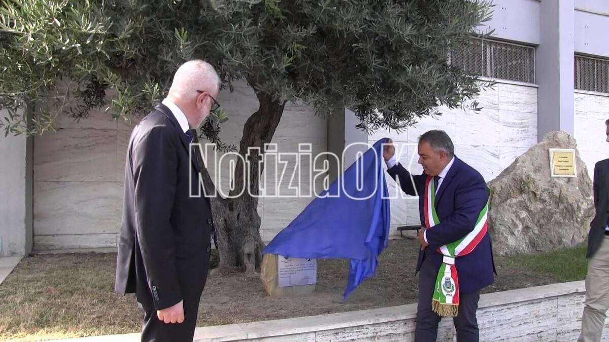Crotone - Un dono simbolo di ringraziamento per il lavoro svolto - 