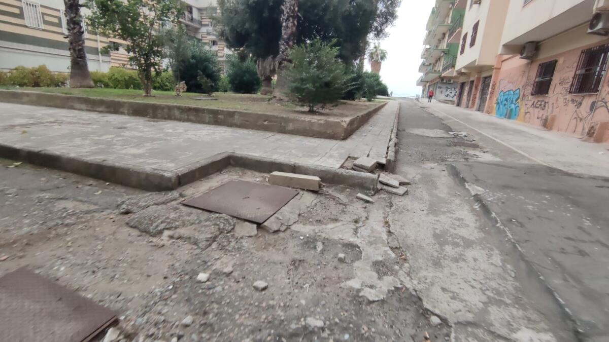 Nei quartieri di Crotone: c'è un giardinetto che perde i pezzi - 