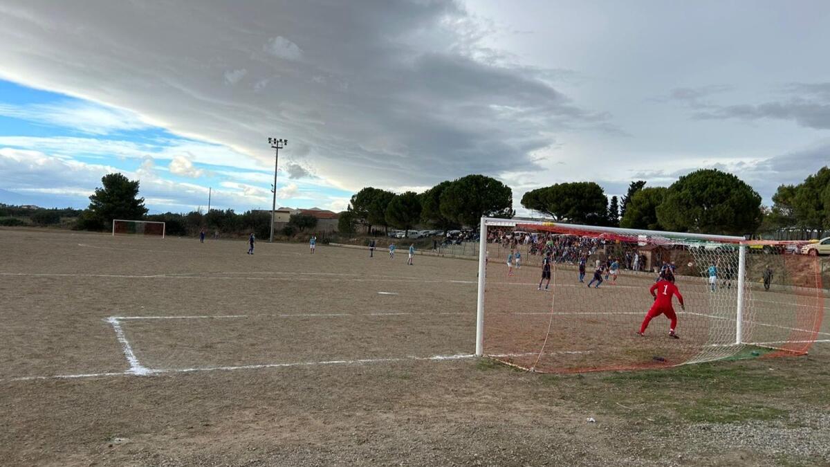 Le Castella - Nello stadio comunale si torna a giocare a pallone - 