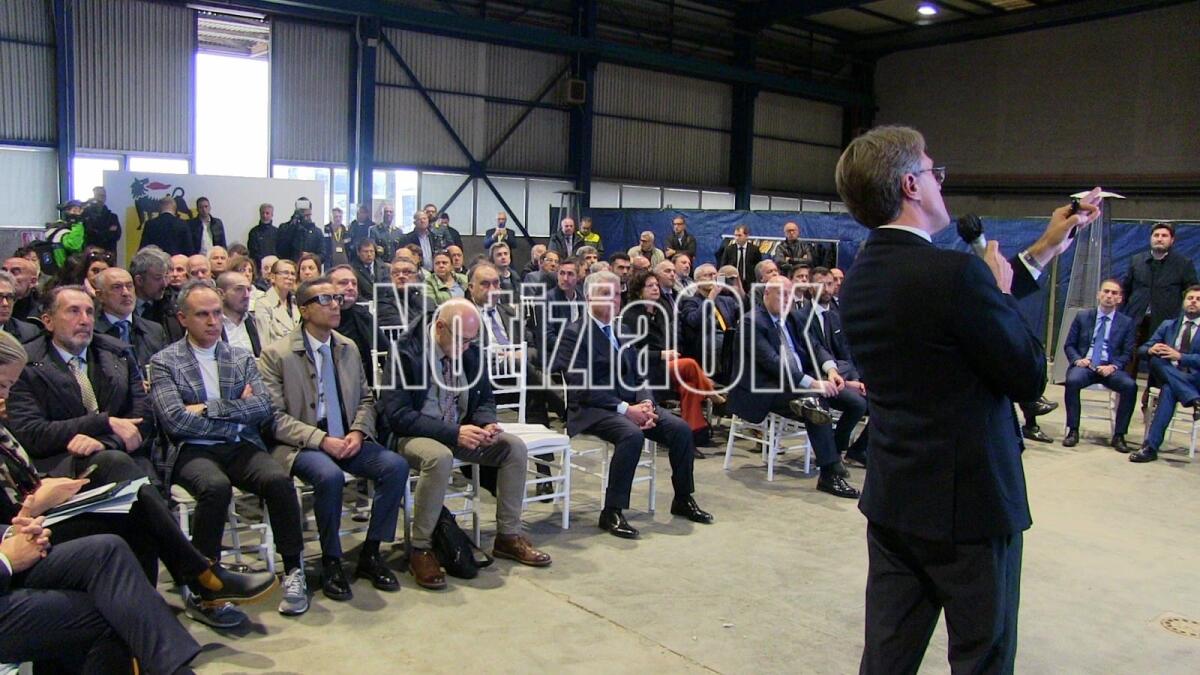 Crotone - La bonifica bloccata sul nodo discarica - Paolo Grossi, amministratore delegato Eni, mentre illustra i passi fatti sulla bonifica