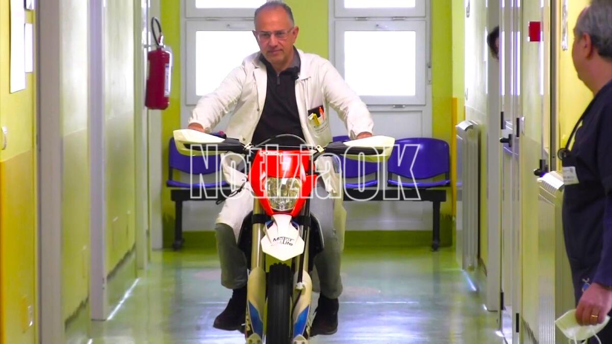 (VIDEO) Crotone - Tutti in sella nei corridoi dell'Ospedale, si accendono i motori - Il dottor Giuseppe Frandina prova la mototerapia in Ospedale