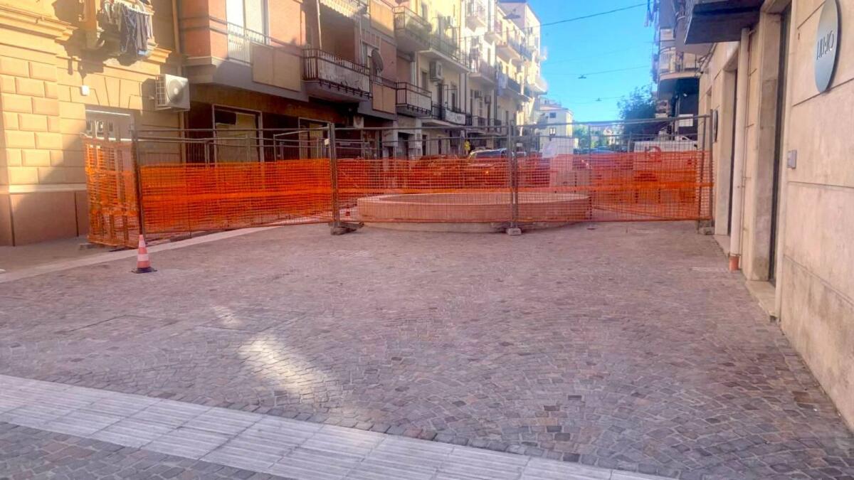 Crotone - Lavori via Venezia: cantiere bloccato dalla Sovrintendenza, c’è l’ordine di ripristino delle antiche basole - 
