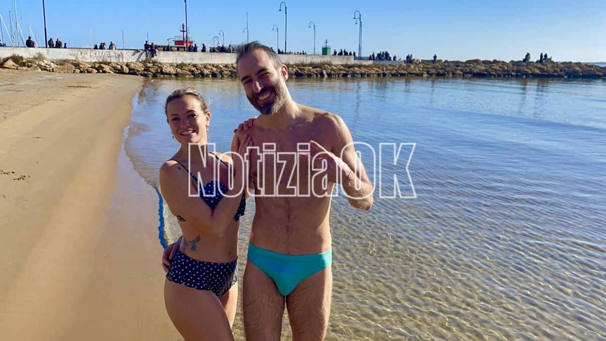 Crotone, 21 gradi a Santo Stefano e c’è chi ne approfitta per un bagno a mare - 