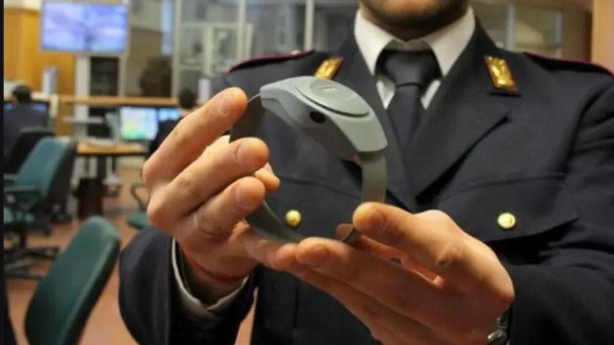 Crotone - Maltrattamenti e lesioni alla compagna: divieto di avvicinamento  e braccialetto - 