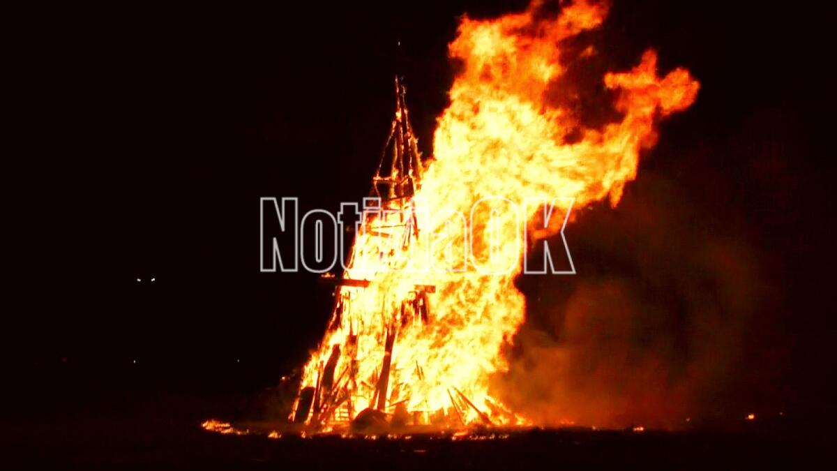 (VIDEO) Crotone - Arde alto il fuoco della tradizione di Santa Lucia - 