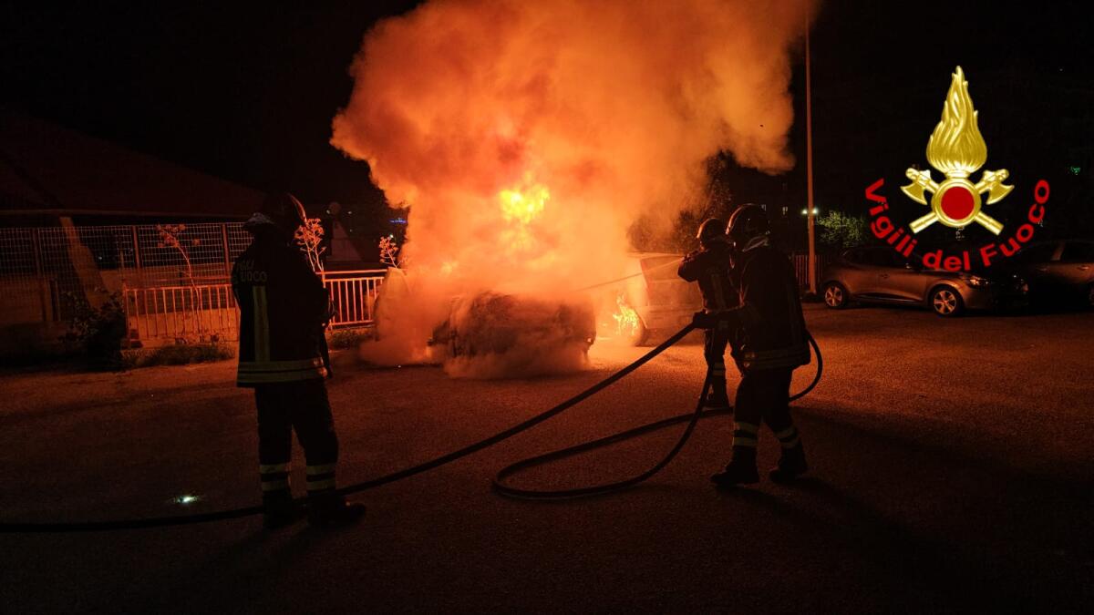 (VIDEO) Crotone - Auto in corsa prende fuoco: il conducente riesce a mettersi in salvo - 