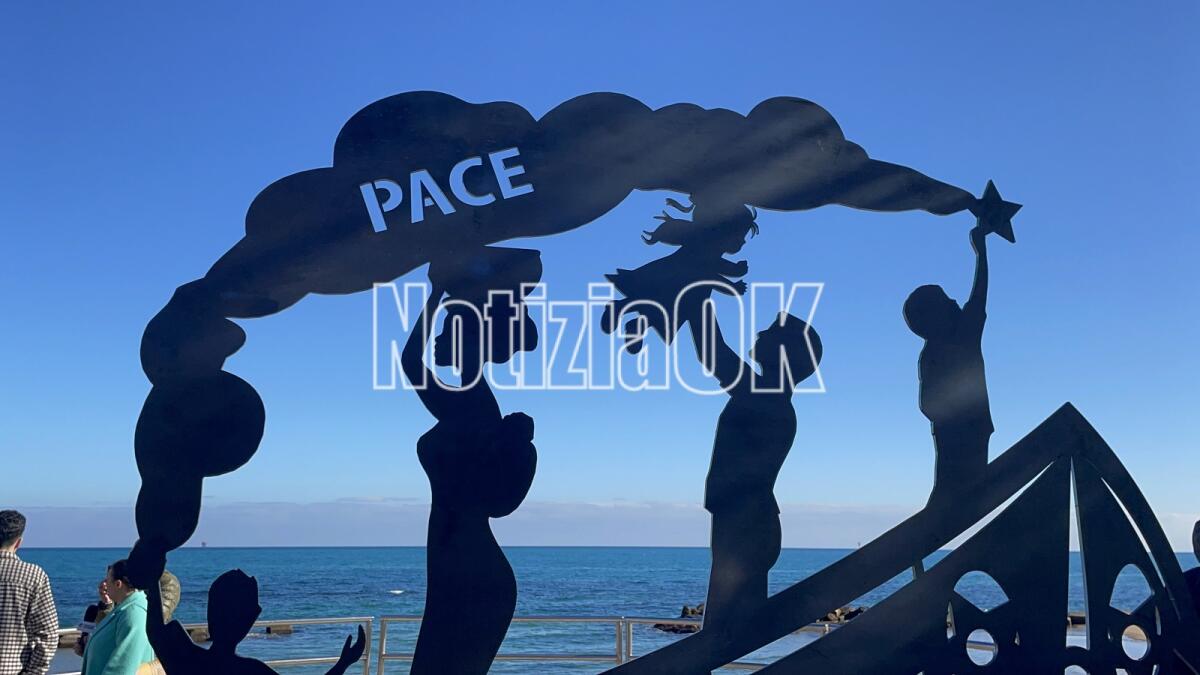 Crotone - Un segnale di speranza e di pace, davanti quel mare che è "libertà" - 