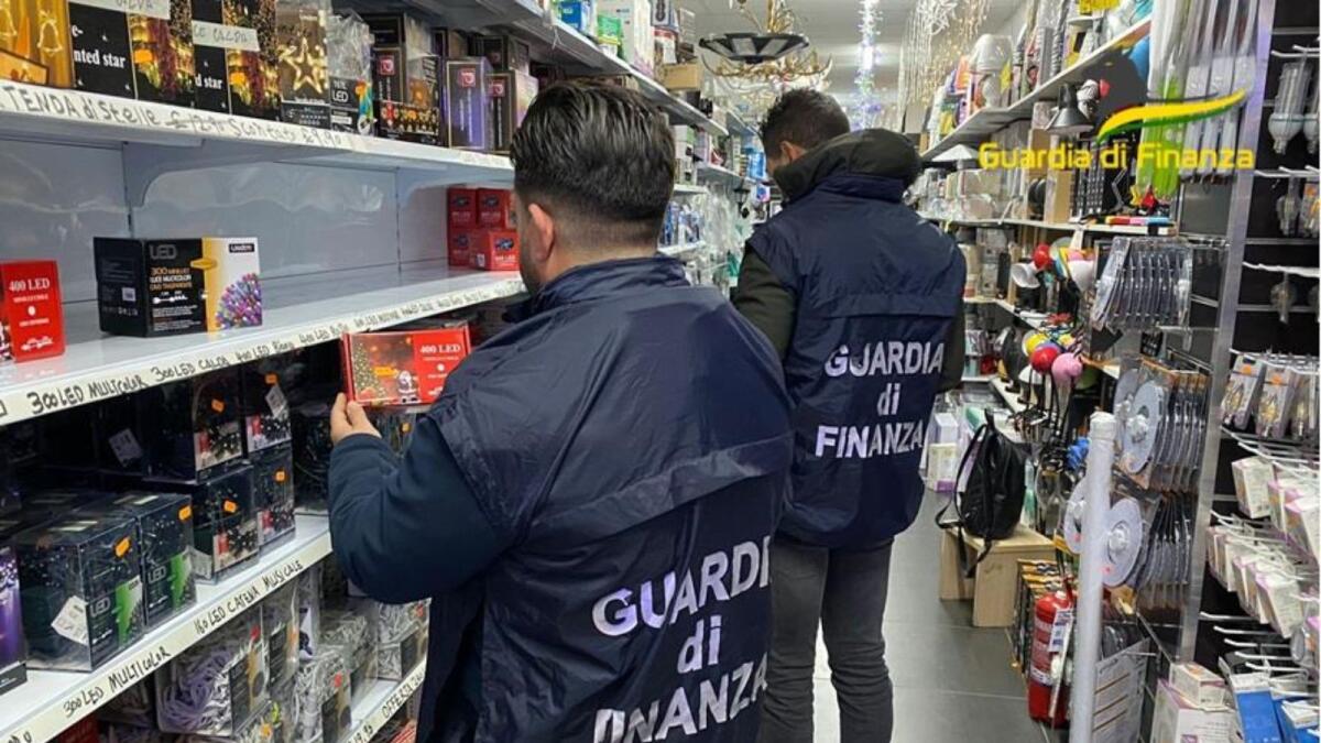 La Guardia di Finanza sequestra più di 280.000 articoli natalizi non sicuri - 