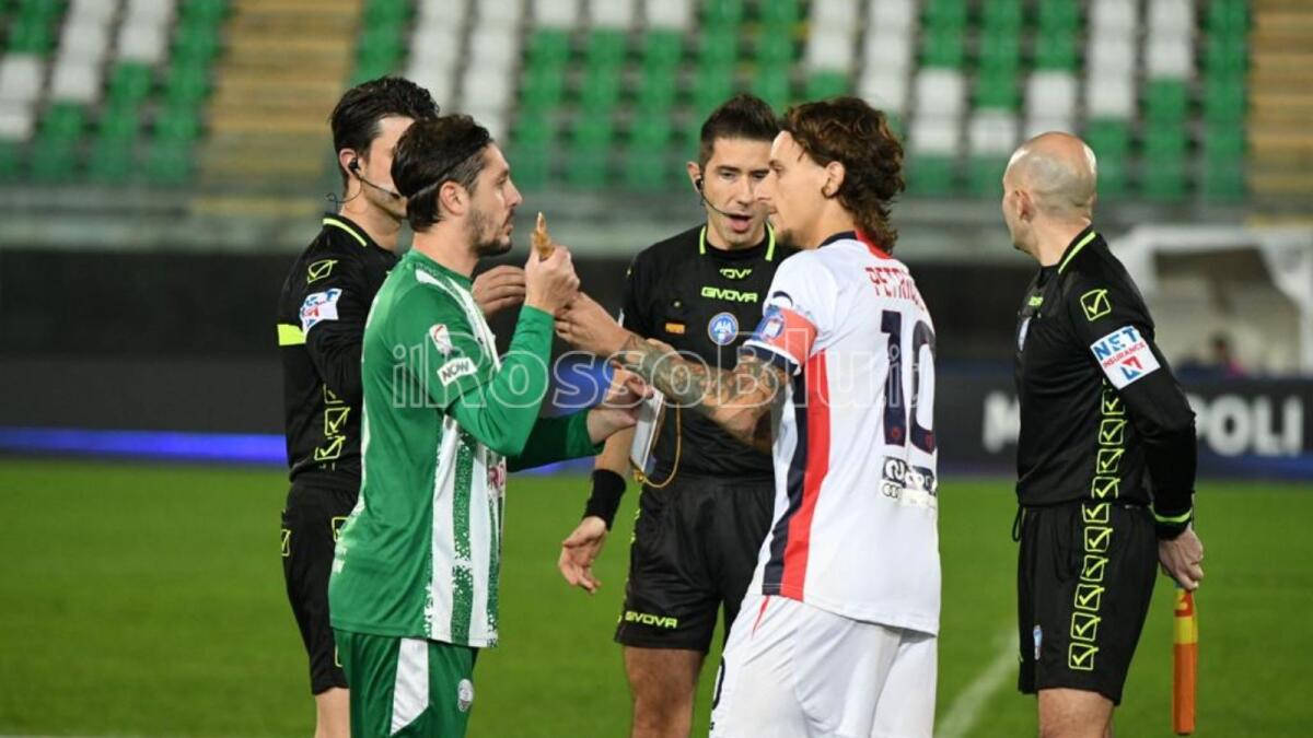 #MonopoliCrotone 0-3 | Il Crotone strapazza il Monopoli e sorpassa l'Avellino - 