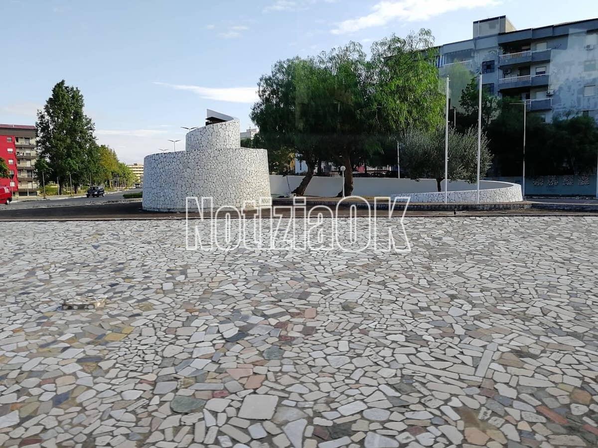 Crotone - In Piazza Gandhi un benvenuto senza decoro - 
