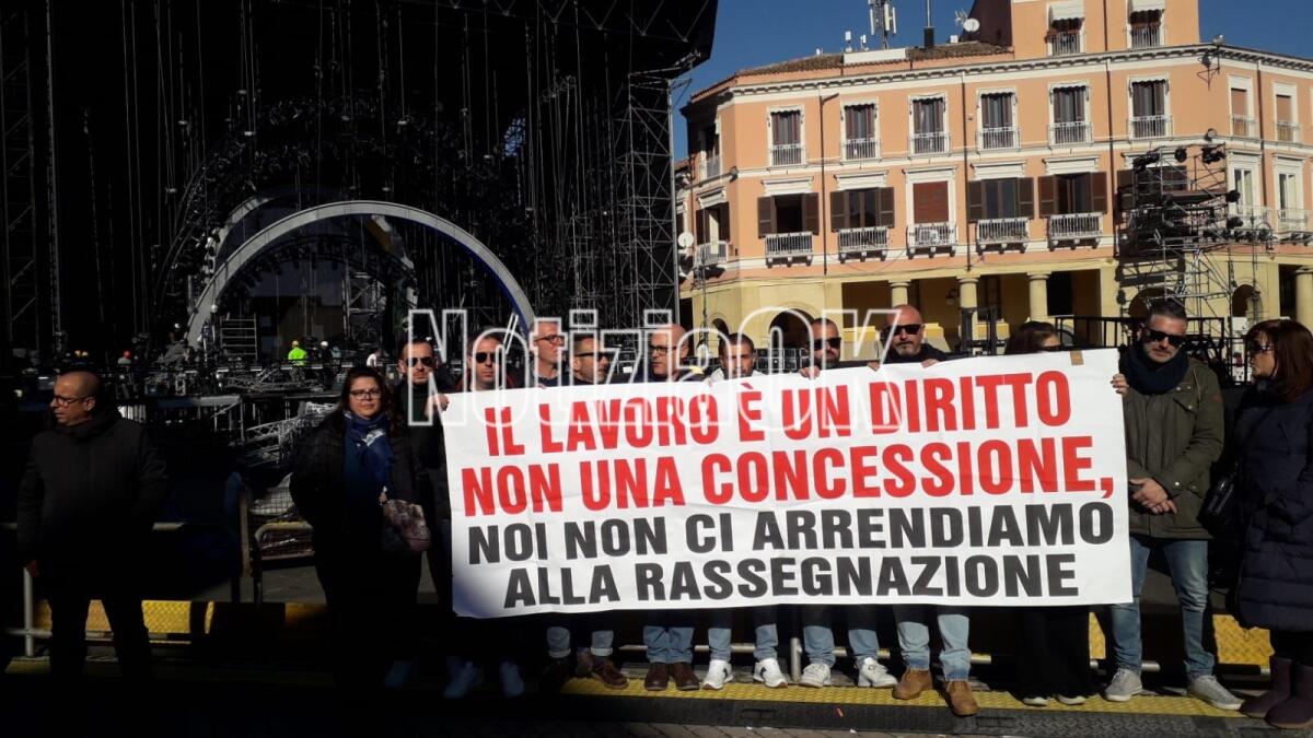 Crotone - La protesta dell'Abramo Cc si sposta davanti al grande palco della Rai - 