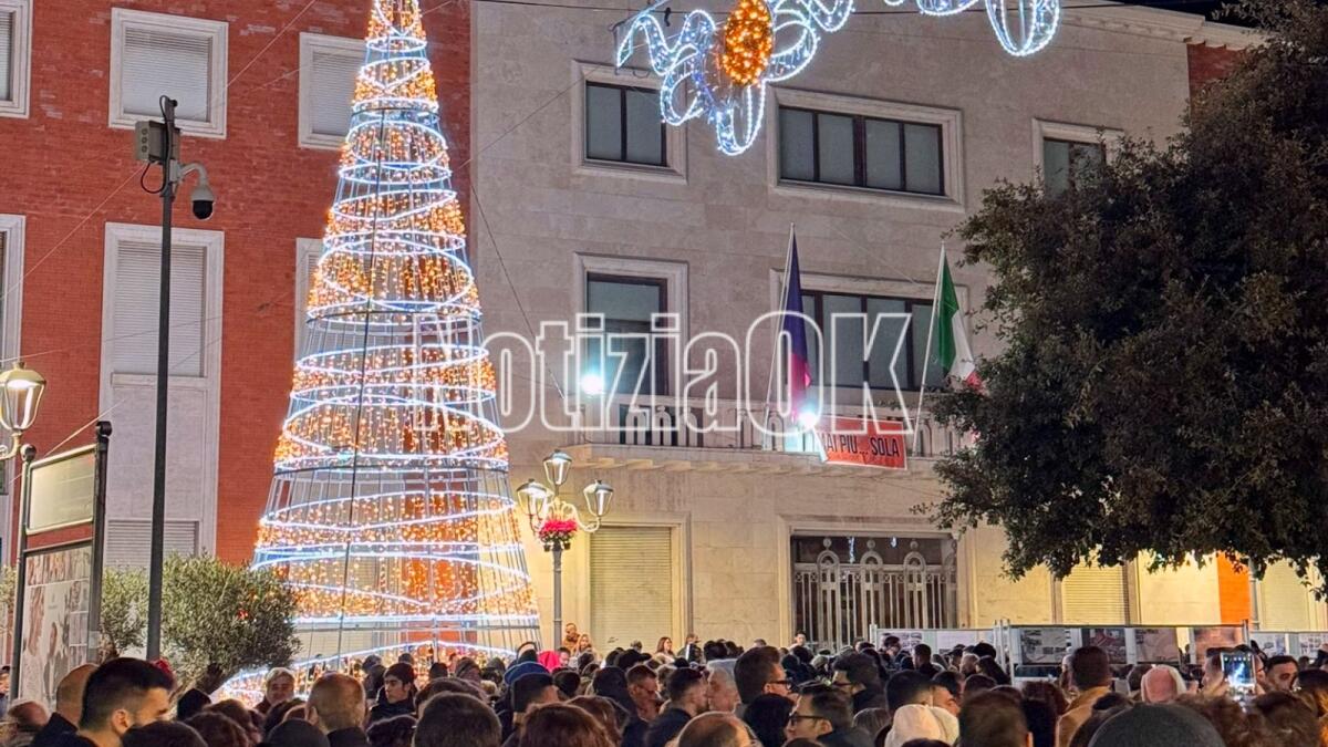 (VIDEO) Crotone illuminata a festa vive il suo Natale - 