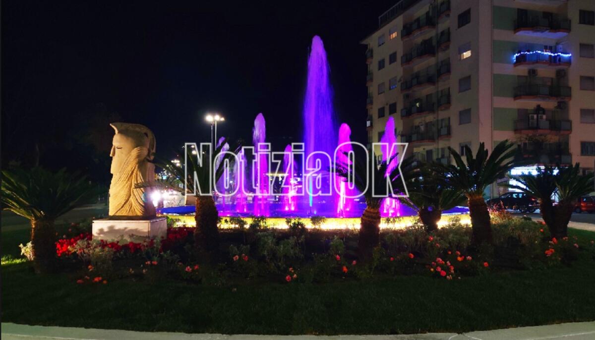 Crotone, una nuova luce per la fontana di Piazza Corrado - 