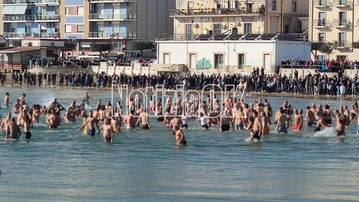 Crotone - Torna il tuffo di Capodanno: «Amadeus vieni anche tu» - 