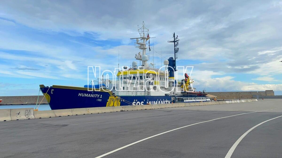 Crotone - Sbarco di 200 migranti, arrestato egiziano per reingresso irregolare in Italia - 