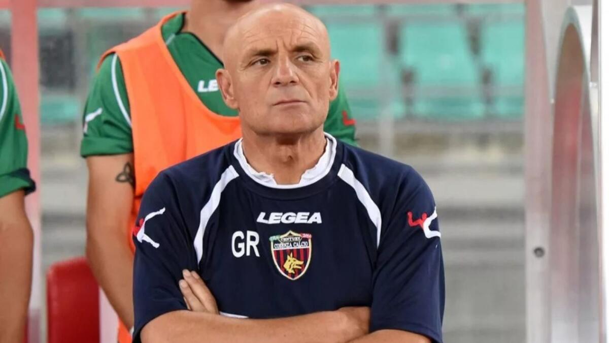 #BrindisiCrotone | Mister Roselli: «Dobbiamo affrontare i problemi e risolverli» - Mister Giorgio Roselli sulla panchina del Cosenza