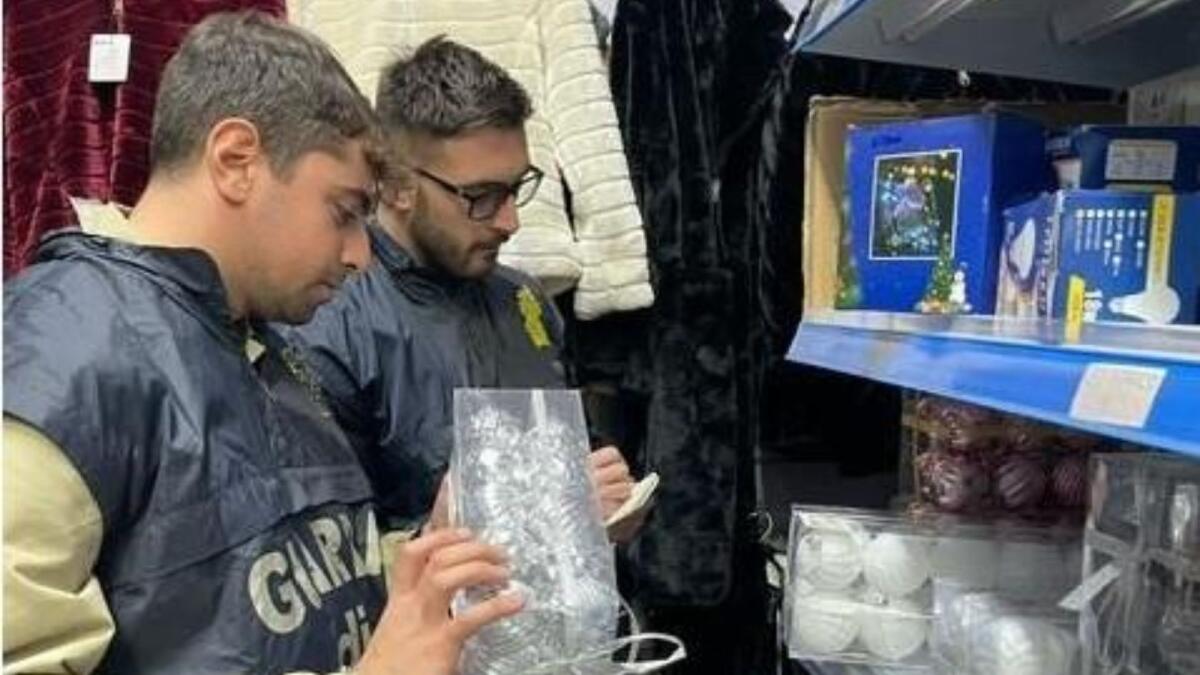 Crotone - Operazione “Natale Sicuro”: la Guardia di Finanza sequestra oltre 230.000 prodotti - 
