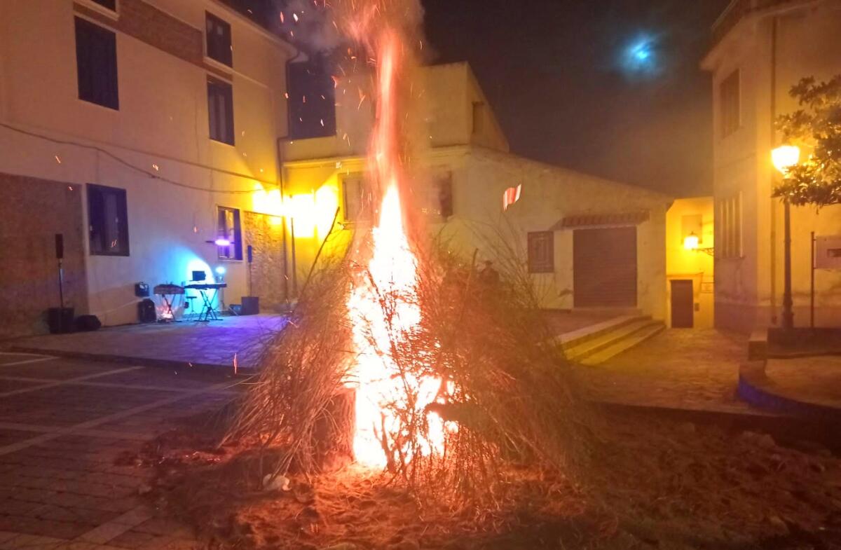 Pallagorio - Torna il tradizionale rito della Fukinera - 