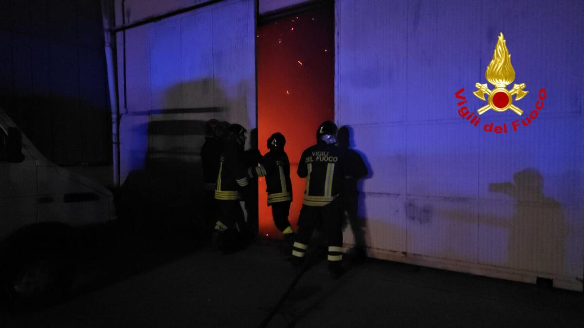 (VIDEO) Fiamme nella notte sulla SS 106 - 