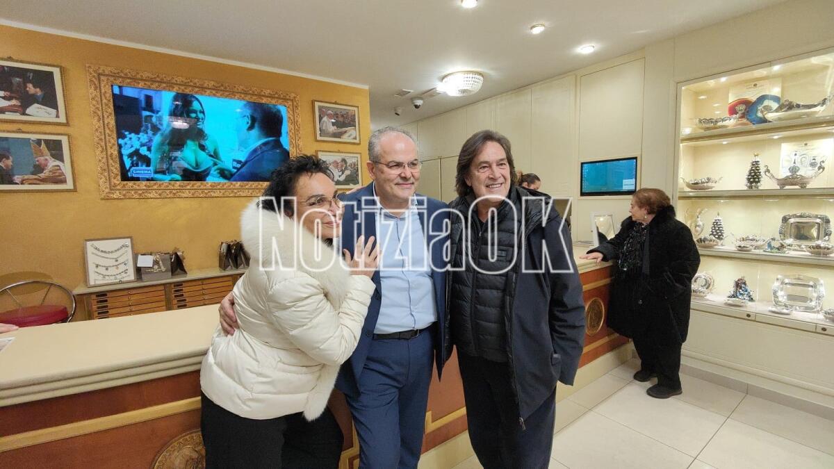 (VIDEO) I ricchi e poveri pronti a cantare in Piazza Pitagora: questa mattina la visita allo Show Room di Affidato - 
