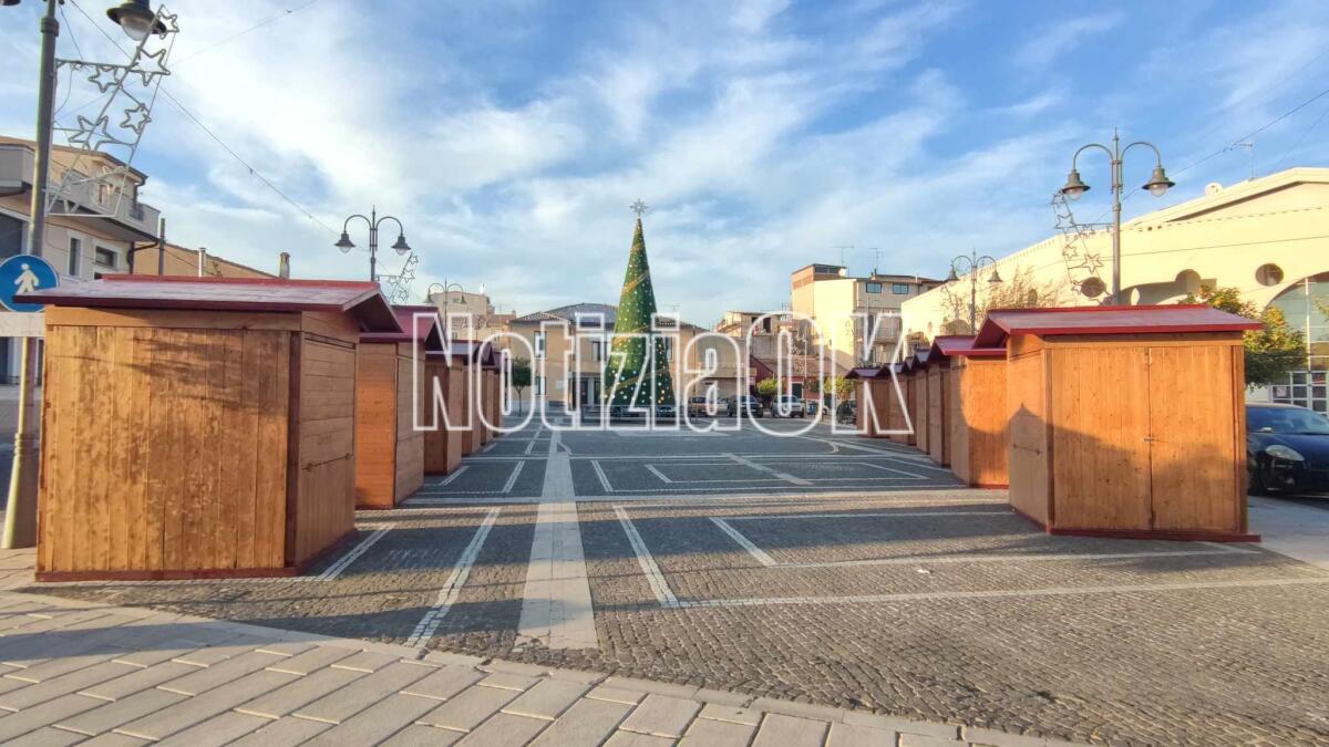 Isola di Capo Rizzuto, dopo l'albero in Piazza del Popolo arrivano le casette dei mercatini di Natale - 