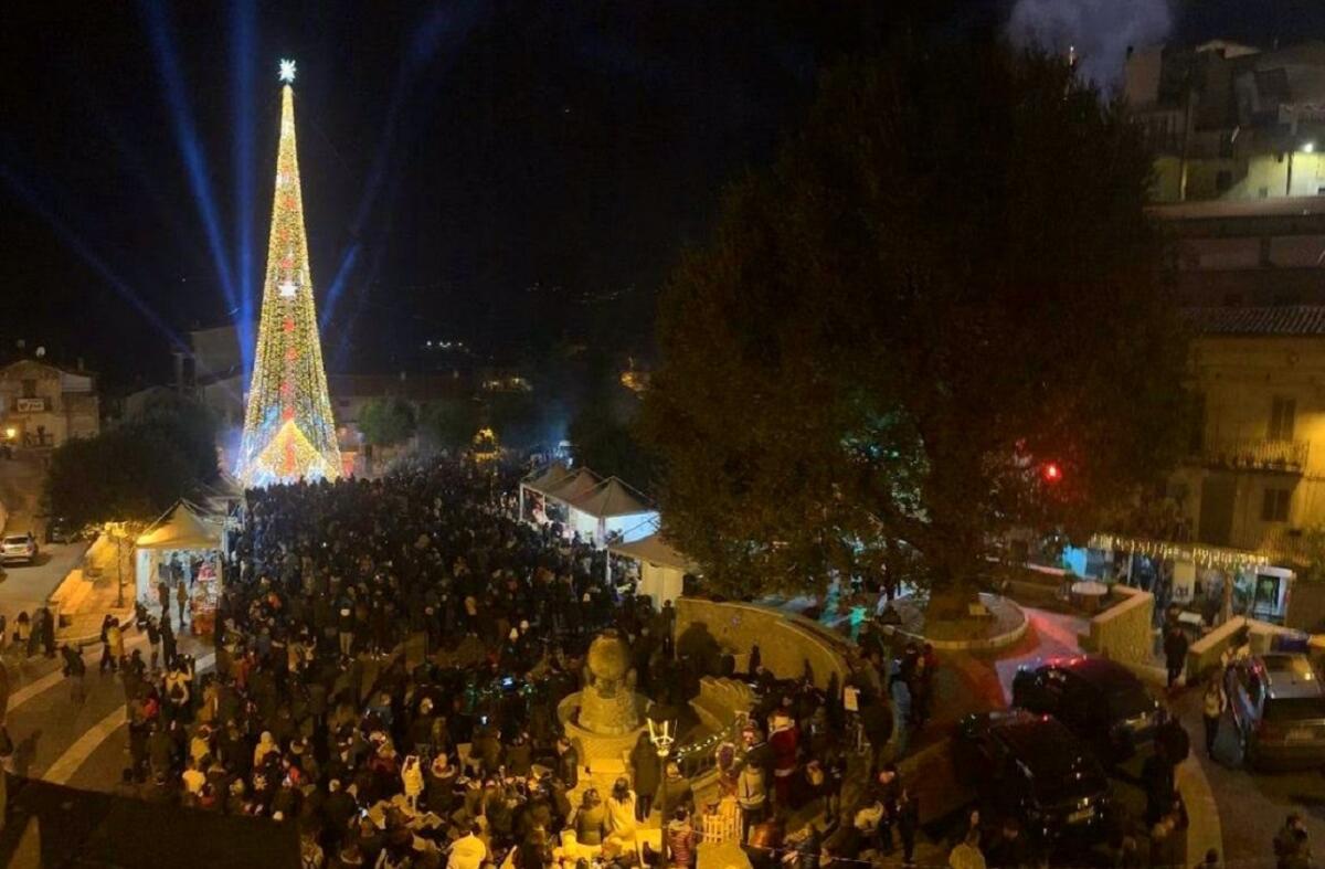 Roccabernarda (KR) - Acceso l'Albero di Natale solidale che diventa già un record - 