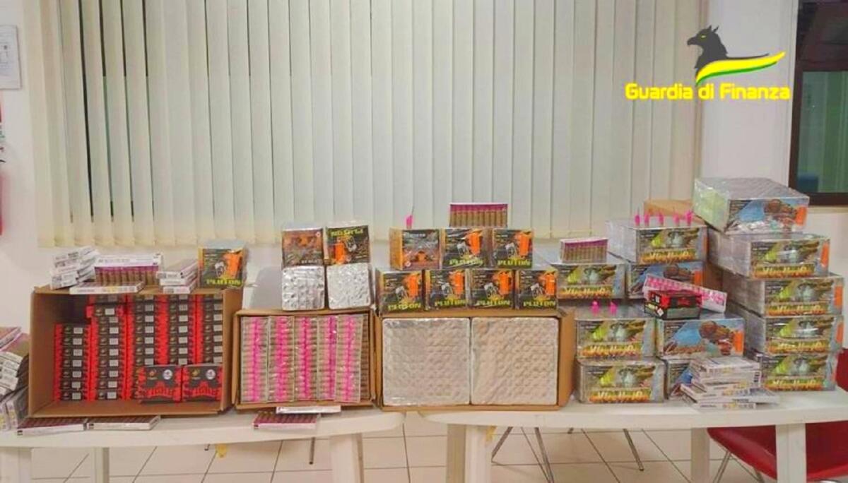 Capodanno, sequestrati oltre 700 mila fuochi d'artificio in Calabria - 
