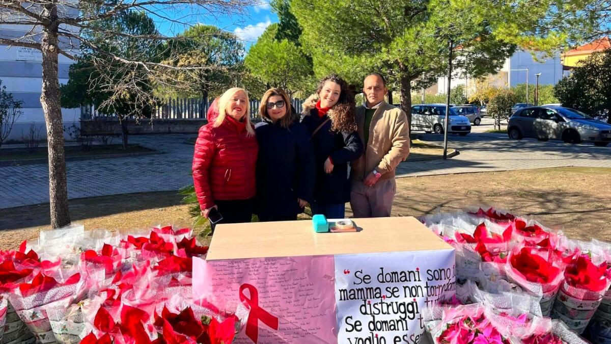 Rocca di Neto (KR) - Una stella di Natale contro la violenza sulle donne - 