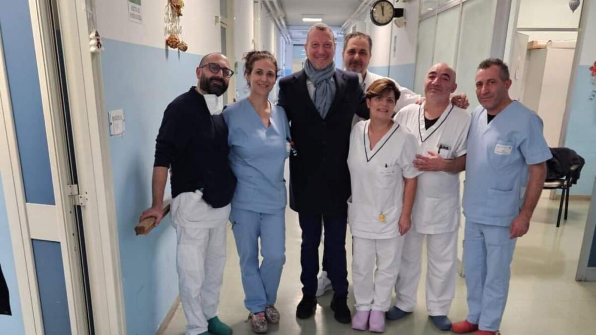 Infortunio a regista del capodanno Rai operato a Crotone, Amadeus lo va a trovare - 