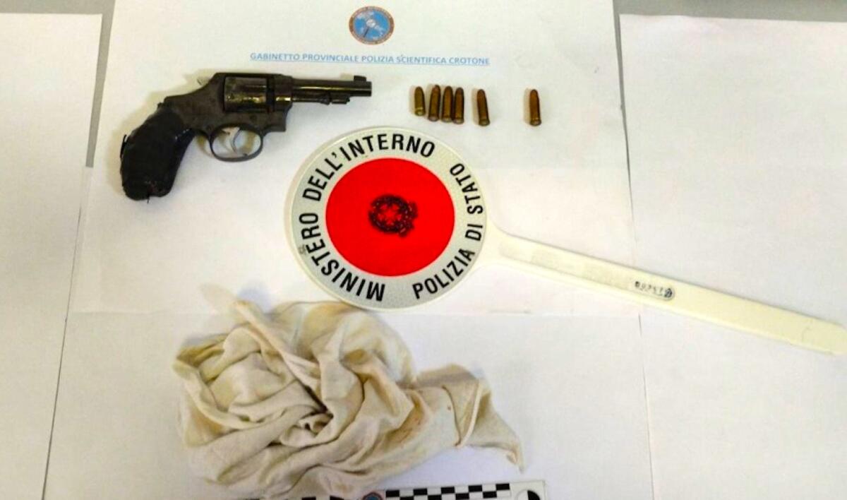 Nascondeva una pistola clandestina nel vano contatore: un arresto nel crotonese - 