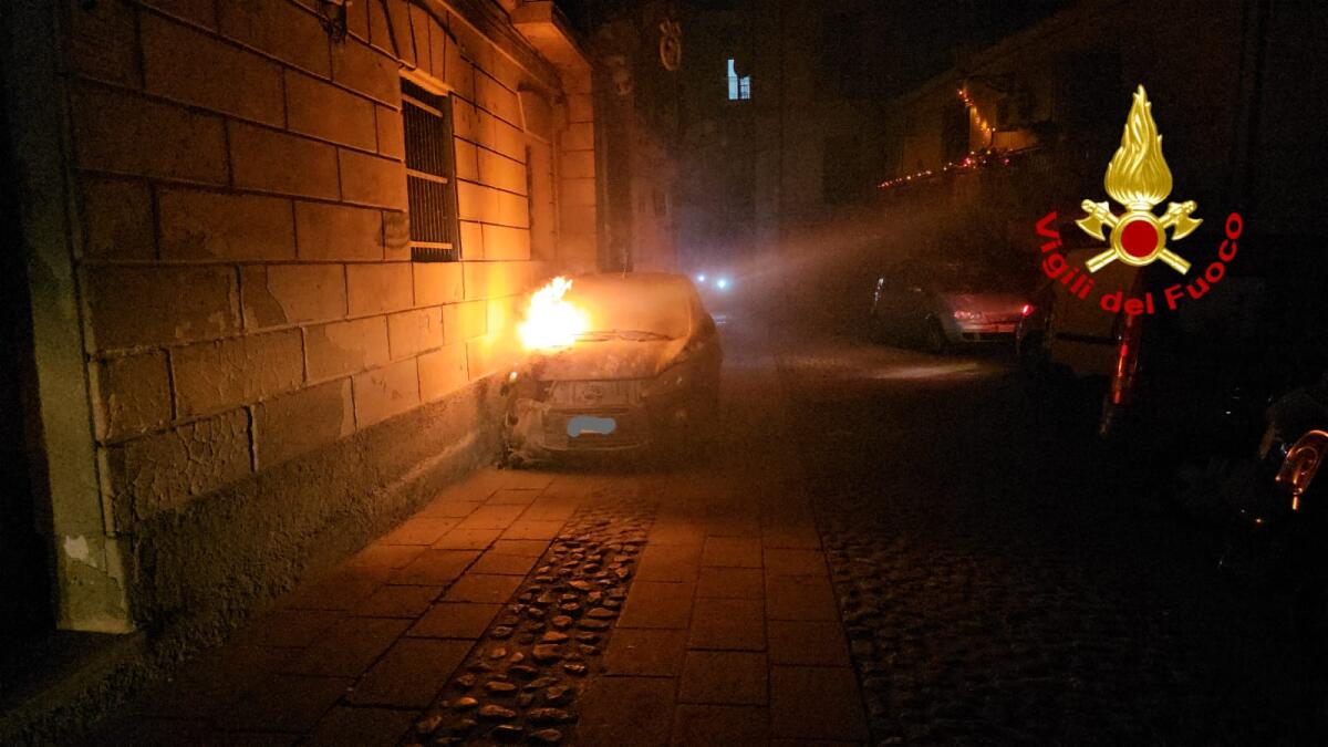(VIDEO) Automobile in fiamme nel centro storico di Crotone - 
