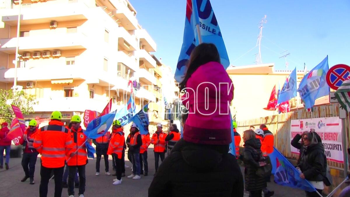 "Non si possono perdere 150 posti di lavoro": sit in davanti la Prefettura: a difendere i dipendenti anche una bambina - 