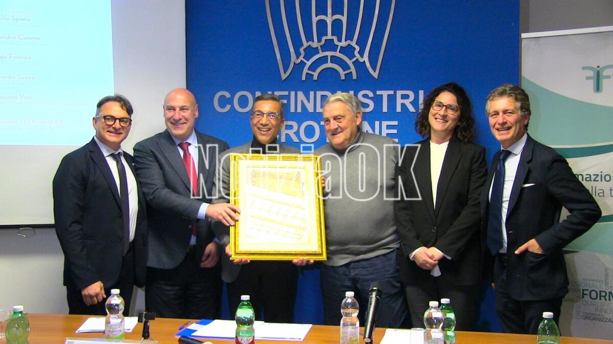 (VIDEO) Crotone - Ieri ragazzo apprendista, oggi maestro orafo: "Studiate, e abbiate fantasia e creatività" - Alessandro Cuomo, Vincenzo Voce, Mario Spanò, Gerardo Sacco, Viviana Sacco, Aldo Ferrara