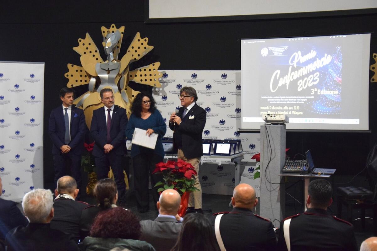 (VIDEO) Premio Confcommercio Crotone, riconoscimenti all'impegno e al coraggio - 