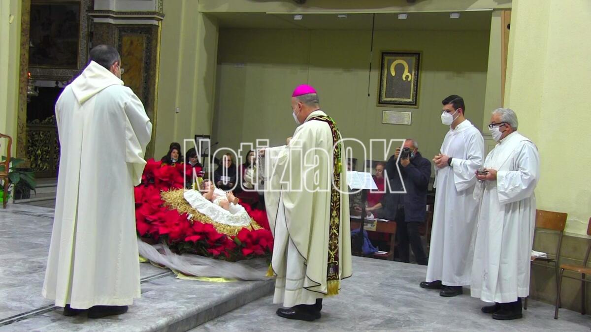 (VIDEO) Crotone, l'Arcivescovo Panzetta: «Il Natale porti riconciliazione, il presepe insegni a farci piccoli» - La veglia di Natale in Duomo, 24.12.2020