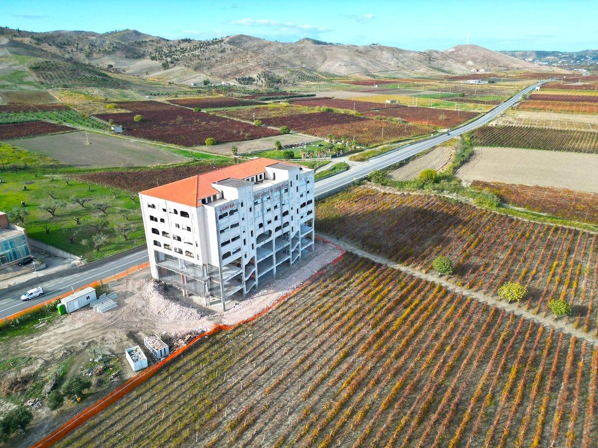 Palazzo Mangeruca ha le ore contate, ordinata la chiusura del tratto di strada della SS 106 - 