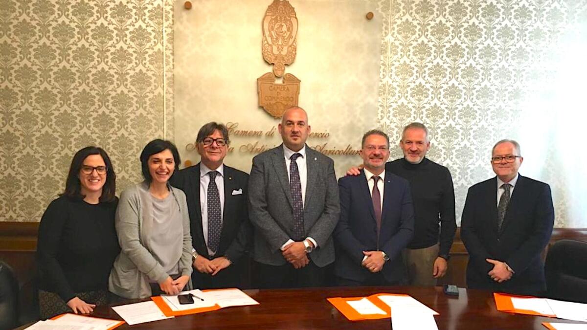 Festività natalizie all'insegna di stand enogastronomici e artigianali: arriva “La Camera in Mostra” - 