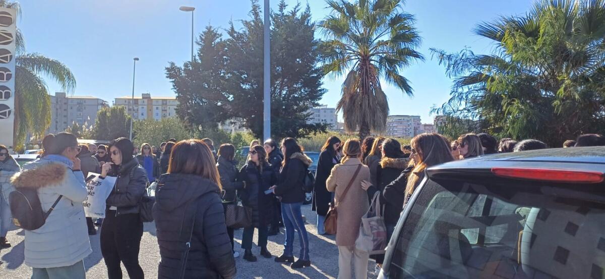 Crotone - I lavoratori dell'Abramo Cc manifestano fuori la sede dell'azienda - 