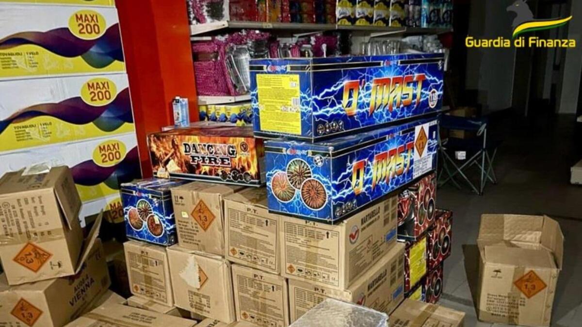 Oltre una tonnellata di fuochi d’artificio sequestrati dalla Guardia di Finanza - 