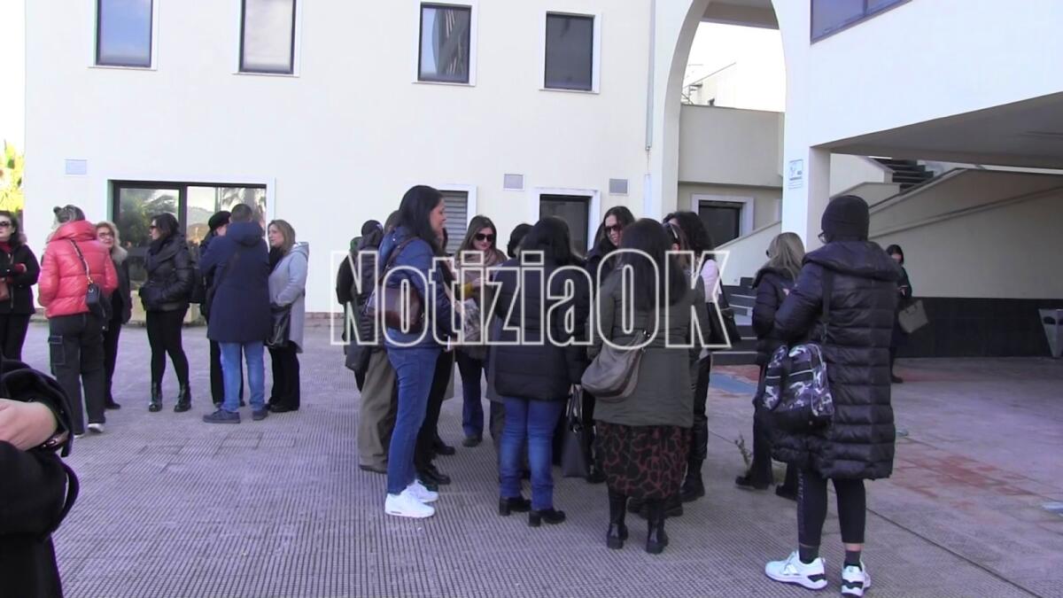 (VIDEO) Abramo CC - Braccia conserte fuori l'azienda, senza lavoro non c'è futuro - 