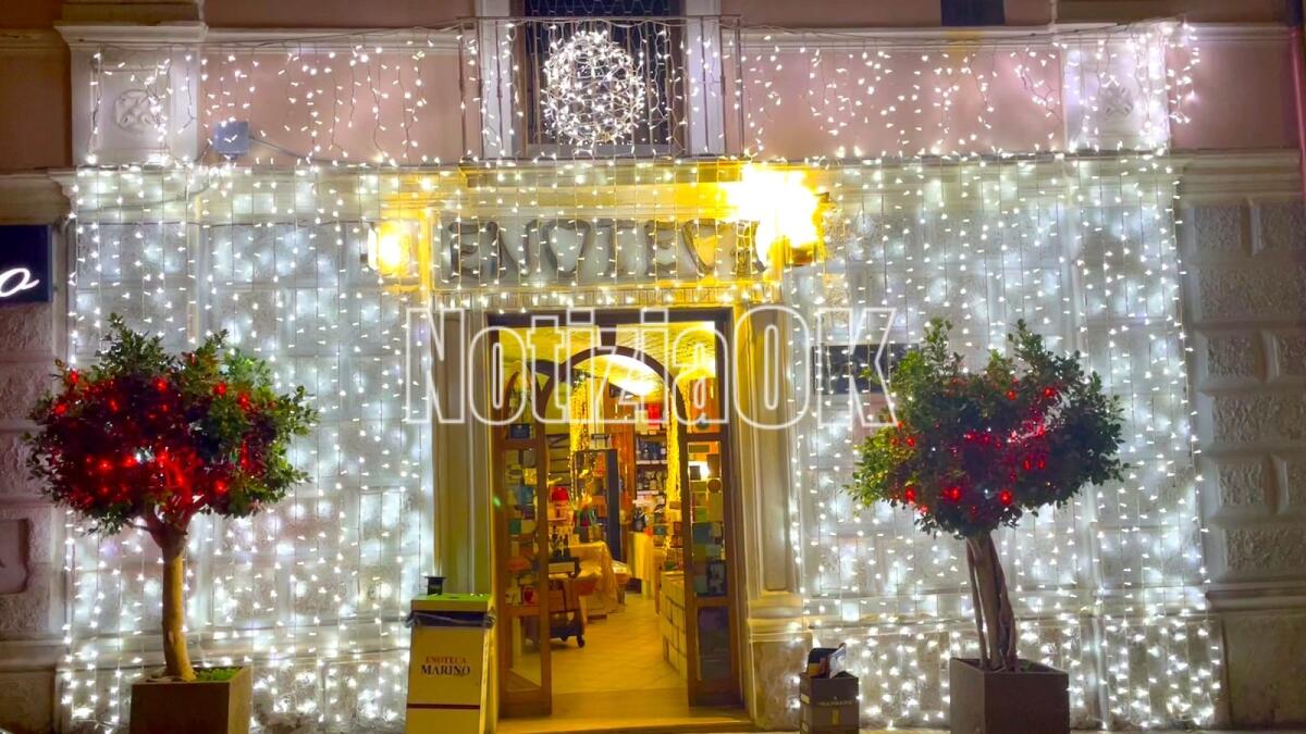 (VIDEO) Crotone - Si accendono le luci di Natale ed è subito festa - 