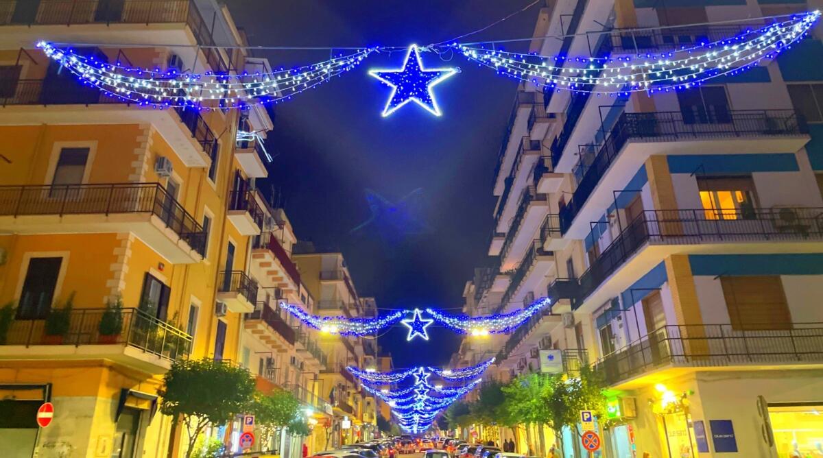 Crotone - Via Roma si illumina per la grande festa di Natale: i provvedimenti alla viabilità - 