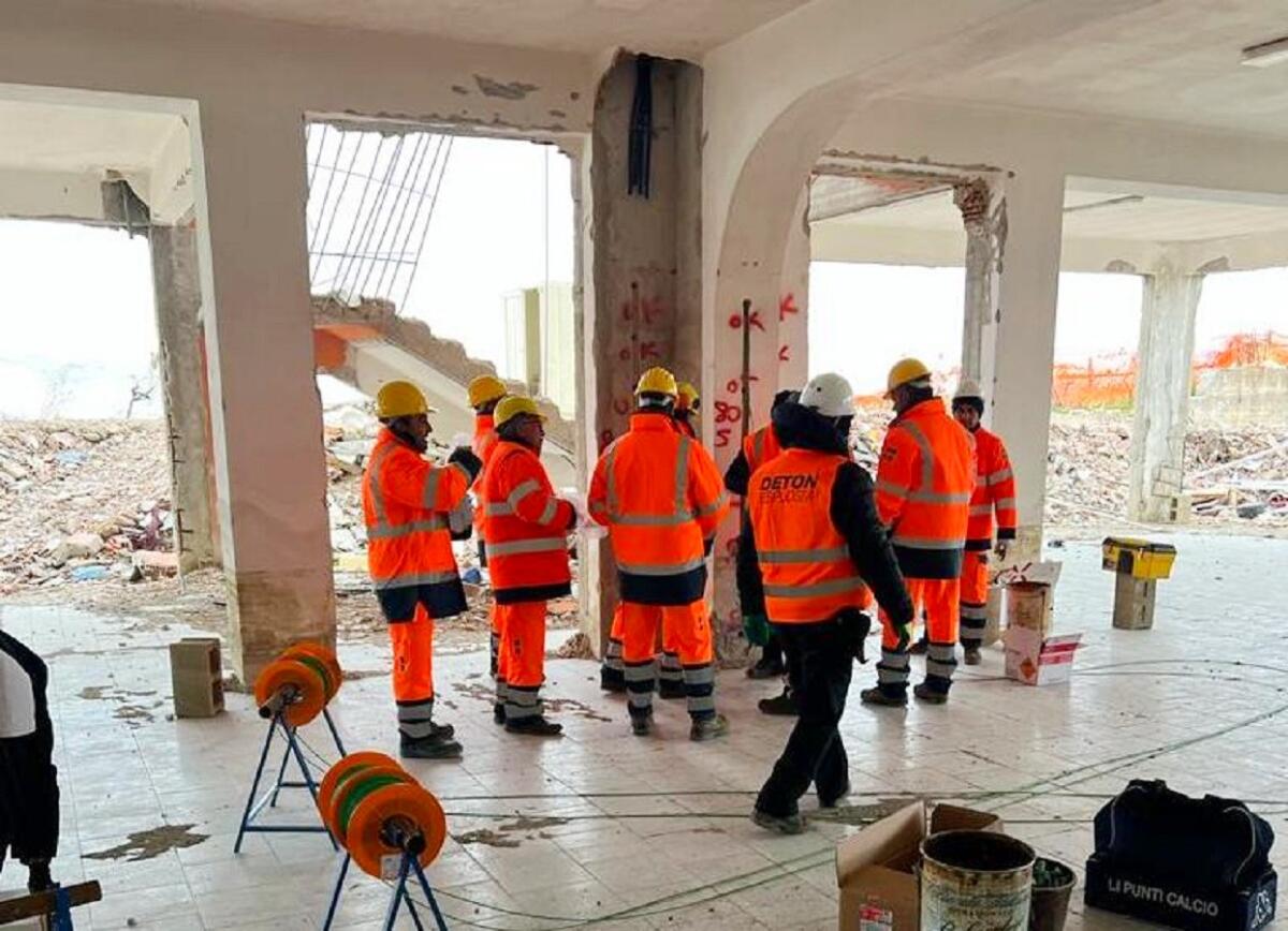 Melissa - Posizionate le cariche di esplosivo: gli squilli di tromba annunceranno l'abbattimento di Palazzo Mangeruca - 