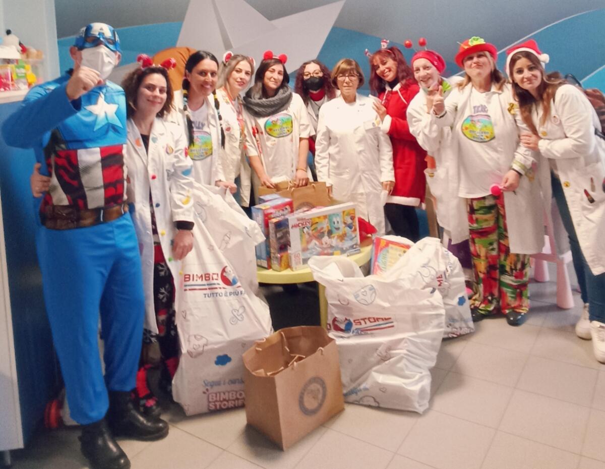 Crotone - La solidarietà non va mai in vacanza parola dei Nasi Rossi - 