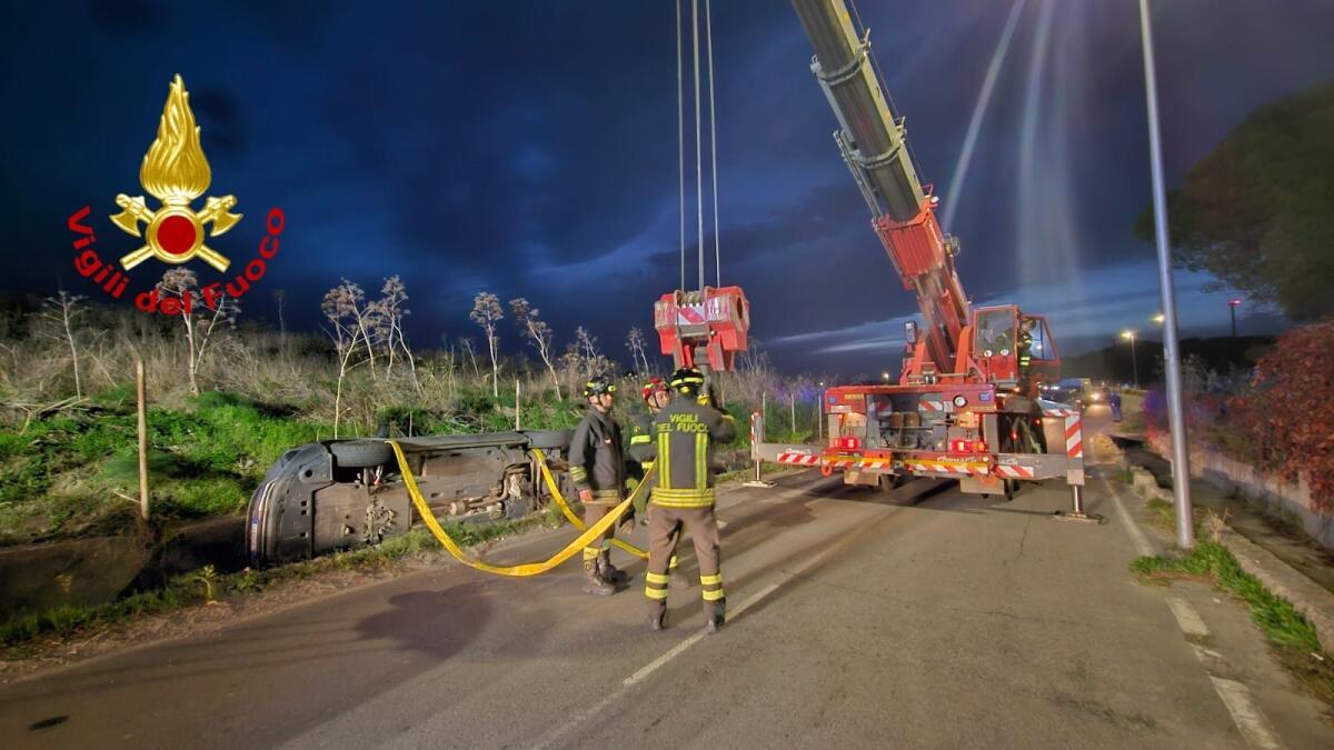 (VIDEO) Crotone, auto finisce in un canalone: interviene l'autogru dei Vigili del Fuoco - 