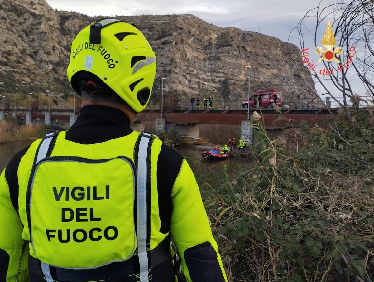 (VIDEO) Crotone - Conclusa l'esercitazione nazionale dei Vigili del Fuoco: simulato intervento durante alluvione - 
